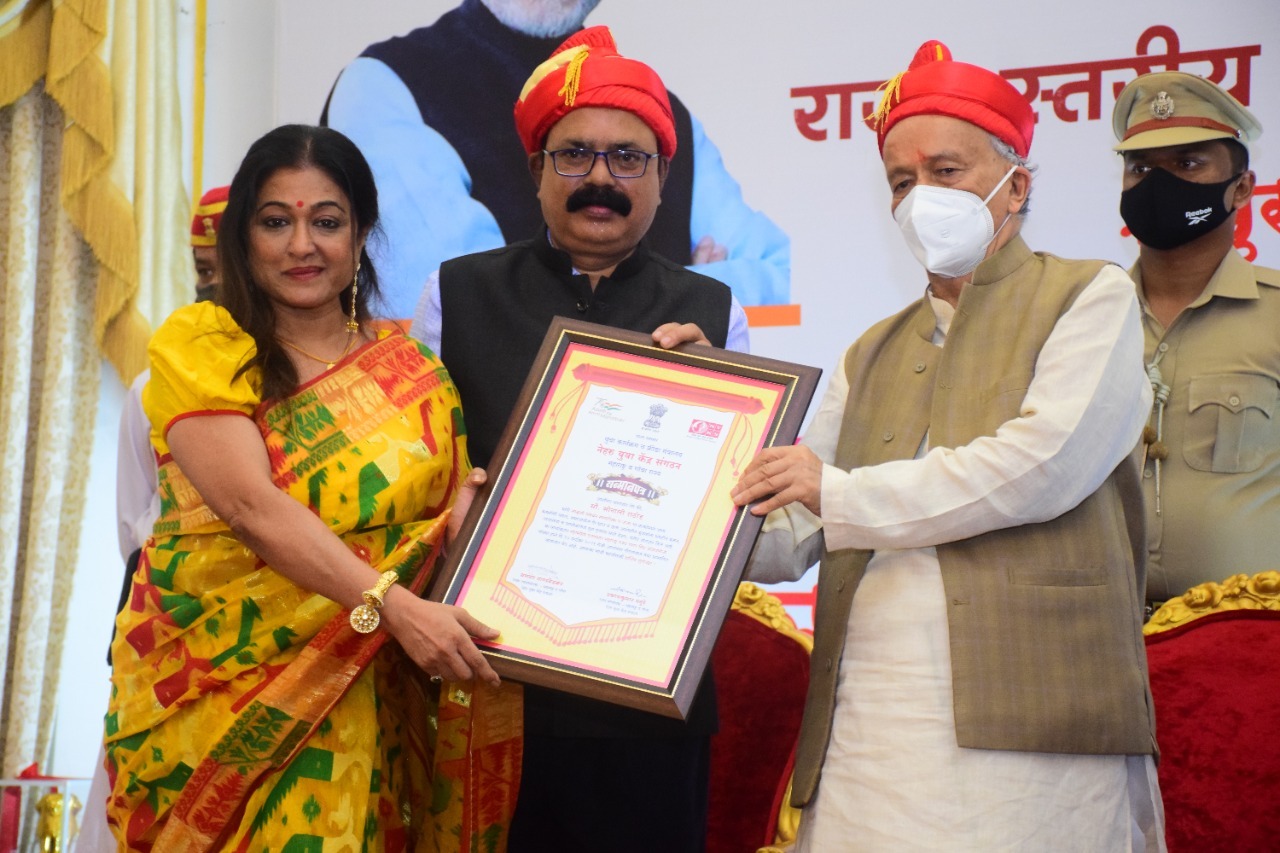 Maharashtra Governor presents State Level awards & Atmanirbhar Bharat Kits 27.09.2021 1